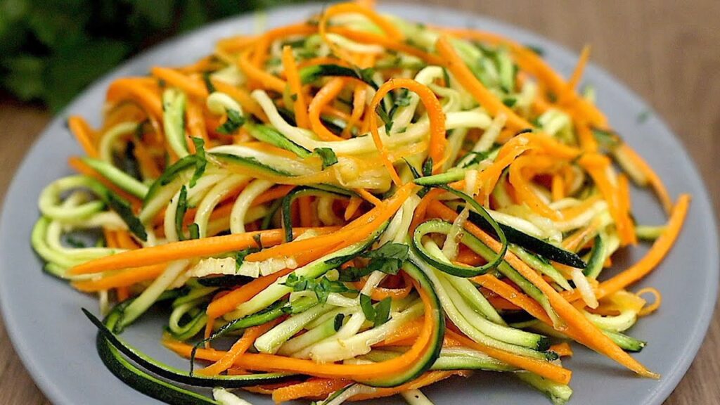 Karotten und zucchini. ein einfacher, leckerer und gesunder salat.