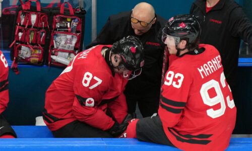 Pokúsi sa crosby o šok pred finále? kapitán kanady je po zranení späť na ľade