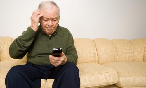Pozor na mobil pre starých rodičov. Vyberajte poriadne, inak vás to môže mrzieť