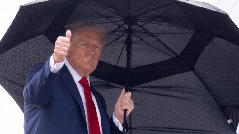 Trumpova rázná odpověď na soud: zvýší celosvětově clo na 15 procent. platit začne v úterý