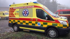 Vo fiľakove vypadli z okna bytu dve osoby