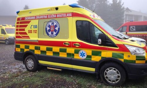 Vo Fiľakove vypadli z okna bytu dve osoby