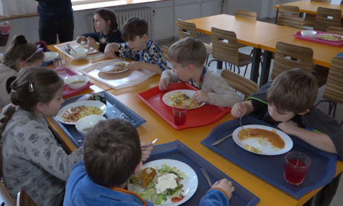 Zdravé obědy pro děti? Babiš představil budoucnost školních jídelen, pediatři změny vítají