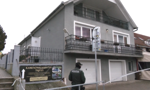 Ubodal ženu s 11letou dcerou, pak si dal vodku a vše nahlásil. Policie odhalila detaily z Levic