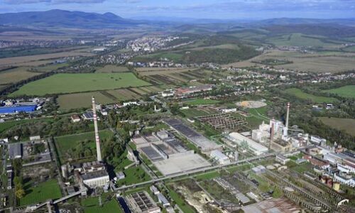 Na odkalisku po Bukóze unikla čierna zásaditá látka. Hasiči bránia znečisteniu rieky Ondava