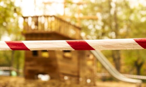 Tragédie na dětském hřišti. Desetiletou dívku v Brazílii pohřbila pergola, na místě zemřela