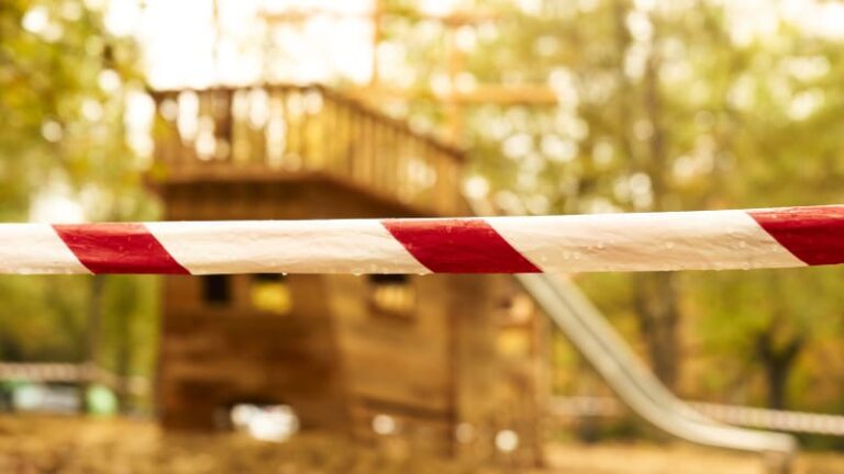 Tragédie na dětském hřišti. desetiletou dívku v brazílii pohřbila pergola, na místě zemřela