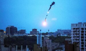 Rusi spustili vlny kombinovaných útokov po celej ukrajine: protivzdušné systémy sú preťažené