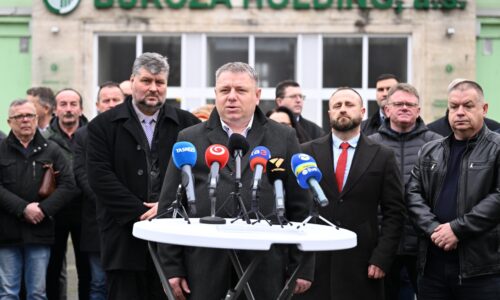 Na odkalisku pri Nižnom Hrabovci, ktoré využíval závod Bukóza, zistili únik látok. Hasiči spevňujú hrádzu