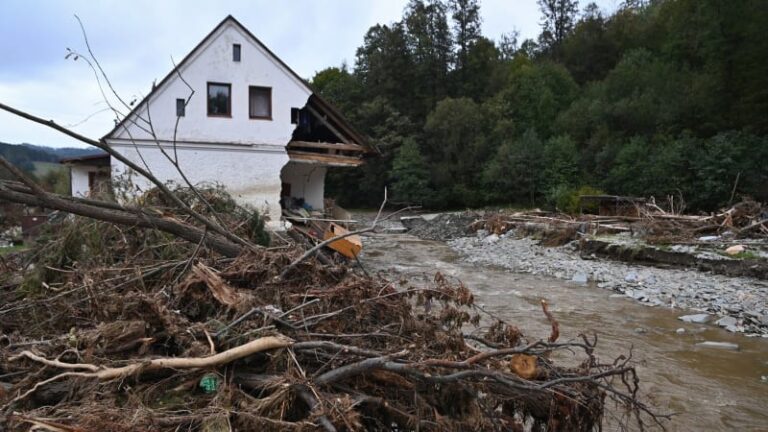 Riziko povodní stoupá: výstraha byla rozšířena o další oblasti. podívejte se, kde hrozí