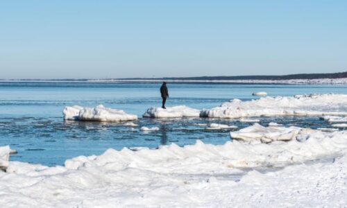 Drama v Baltském moři: Ledová kra uvěznila dva lidi. Záchrana přišla s jeřábem, ukazuje video