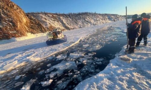 Hrůzné záběry z Bajkalu: Minibus s turisty zmizel v ledové vodě. Svědci jen přihlíželi