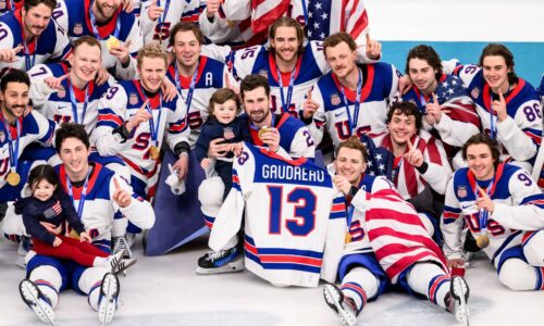 Dojímavé gesto rozplakalo aj jeho rodičov. hokejisti usa si uctili zosnulého hráča