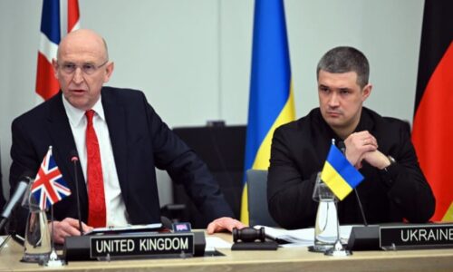 Britský ministr Healey: Chci jako první poslat naše vojáky na Ukrajinu. Bude to signál míru