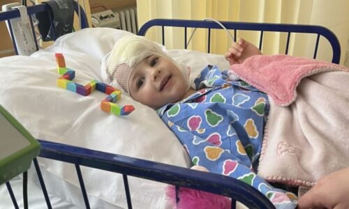 Boj o život malé Anežky: Agresivní nádor má zastavit léčba v zahraničí. Rodina prosí o pomoc