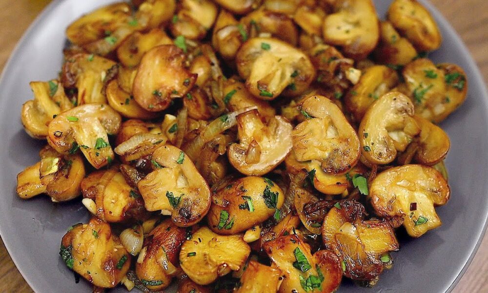 Gebratene Champignons mit Zwiebeln. Einfach, schnell und sehr lecker!