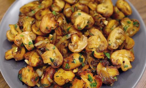 Gebratene Champignons mit Zwiebeln. Einfach, schnell und sehr lecker!