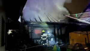 V rodinnom dome v žiline po výbuchu fľaše horelo, zranili sa tri osoby. škoda je 90-tisíc eur