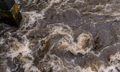 Rozšířená VÝSTRAHA: Mandava překročila první povodňový stupeň. V noci hrozí další nebezpečí