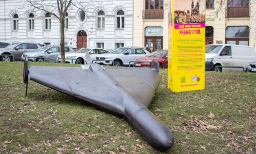 V Ústí nad Labem zničili maketu dronu Šáhid krátko po inštalácii, ten pripomína podporu Ukrajiny