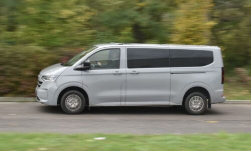 Pohodlné cestování bez kompromisů. VW Caravelle dráždí tradiční řidiče, ale pořád je skvělý