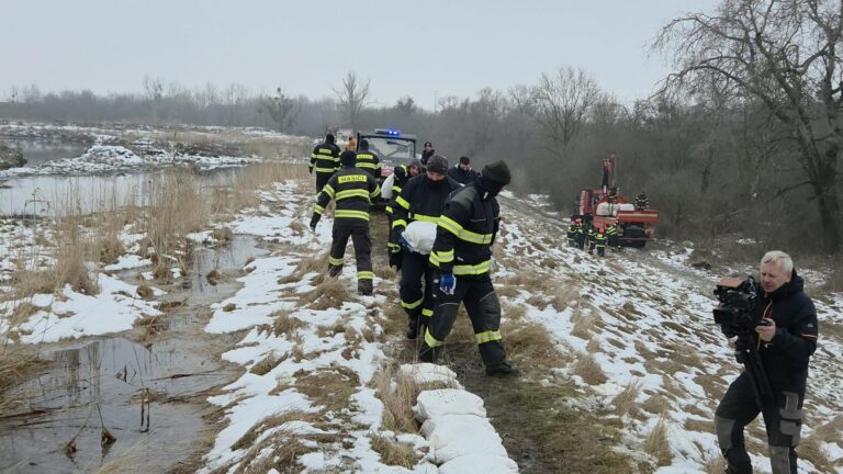Odkalisko bukóza spevňujú proti priesaku protipovodňové vrecia. únik čiernej látky vyšetruje enviropolícia