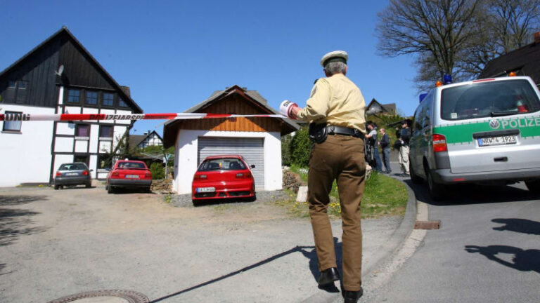 Osmnáctiletý mladík hledal v mrazáku pizzu. místo toho našel těla tří svých sourozenců