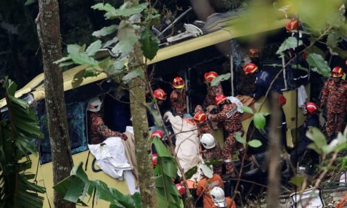 Tragédie v Nepálu: Autobus s turisty sjel ze srázu, zemřelo nejméně 19 lidí