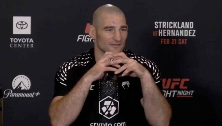 Išiel za hranu pri rozprávaní o šampiónovi? stricklandovi na tlačovej konferencii museli vypnúť mikrofón