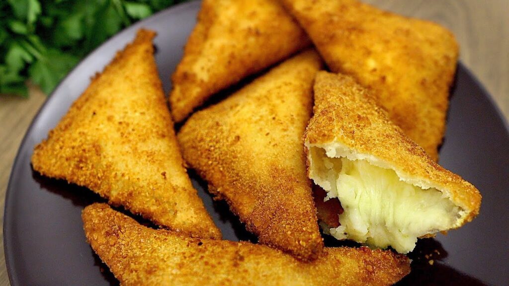 Ein einfaches und leckeres frühstück mit kartoffeln und brot!