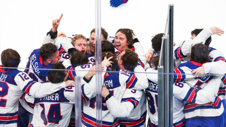 Zlaté oslavy usa: s hokejisty „křepčil“ šéf fbi. kapitán úspěch zapil zakázaným prazdrojem