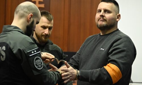 Obžalovanému z extrémizmu na súde tlieskala plná sála. Internetoví sadisti, nazval Bombic kritikov