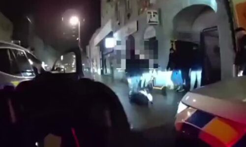 VIDEO: Muž so sekerou v centre Bratislavy, skončil v rukách polície