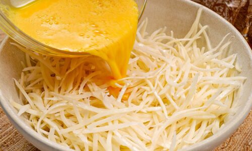 Einfach die Eier über die Kartoffeln gießen!! Das Ergebnis ist umwerfend und lecker!