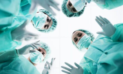 V zdravotníctve chýbajú tisíce sestier a rastie vyhorenie, kľúčom je práca s tímom a rast odbornosti