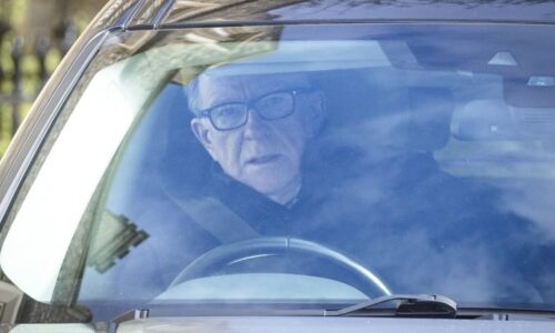 Skandál v Británii: Policie zadržela exministra Mandelsona. Vazby na Epsteina zasahují i vládu