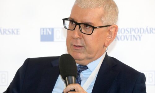 Ekonómovia by Trumpove clá zrušili v pomere 9:1