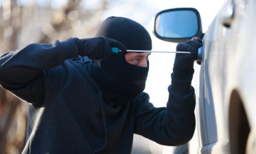 „Na zem!“ Dopadení vykradače aut v Praze zachytily kamery. Vozy šetrně odemkl a vybrakoval