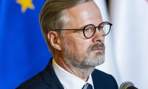 Slovenské zastavenie dodávok elektriny Ukrajine priamo pomáha Putinovi, kritizuje Fiala