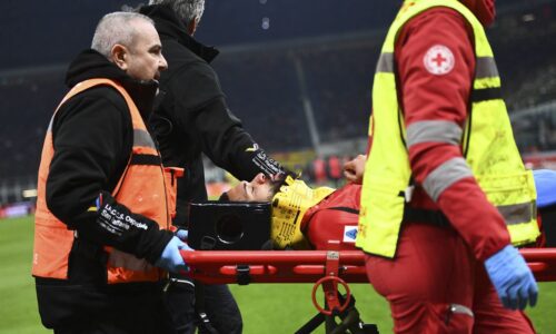 Z ihriska ho odniesli na nosidlách. hráč ac miláno má pred sebou dlhú pauzu