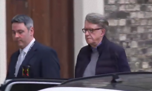 Bývalý britský velvyslanec Peter Mandelson zatčen kvůli údajnému úniku informací pro Epsteina