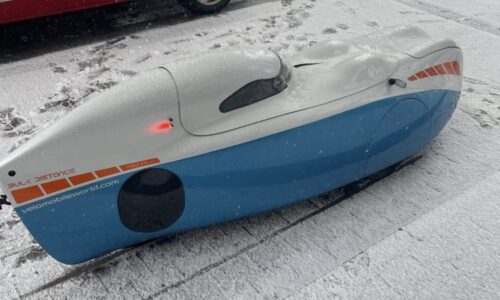 „Futuristické autíčko“ se prohánělo Ostravicí. Policisté kontrolovali unikátní velomobil