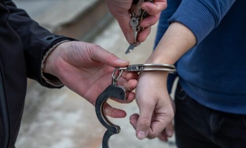 Věznil a týral ve sklepě mladou ženu. Kamioňák z Lounska zůstane ve vazbě i kvůli útěku