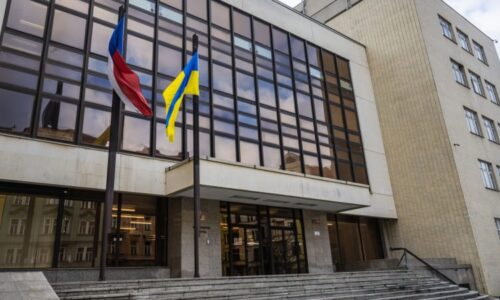 Před některými ministerstvy zavlály ukrajinské vlajky. Svobodní se od gesta distancují