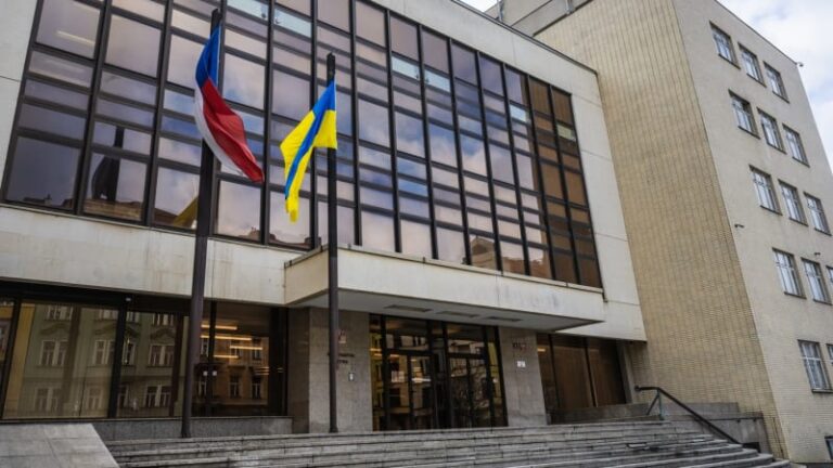 Před některými ministerstvy zavlály ukrajinské vlajky. svobodní se od gesta distancují