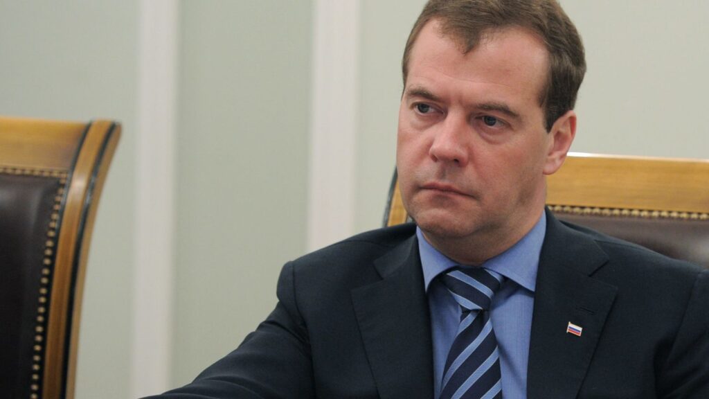 Dmitrij medvedev: dodávka jadrových zbraní kyjevu by radikálne zasiahla paríž a londýn