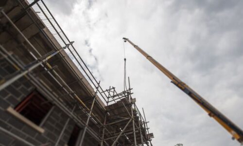 Neštěstí na Táborsku: Muž se zřítil z vysokého lešení, nepomohla mu ani dlouhá resuscitace