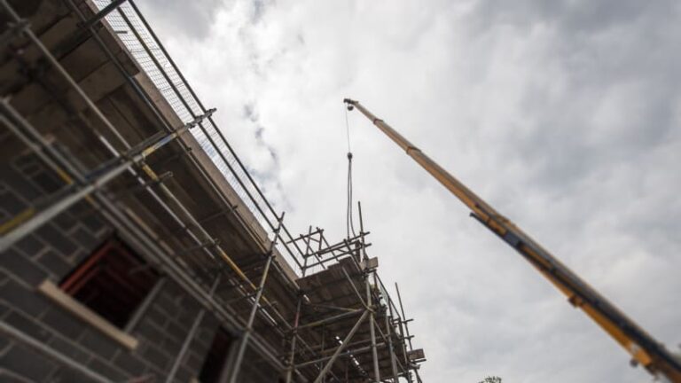 Neštěstí na táborsku: muž se zřítil z vysokého lešení, nepomohla mu ani dlouhá resuscitace