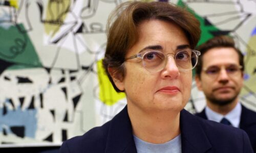 Riaditeľka parížskeho múzea Louvre odstúpila z funkcie. Je to akt zodpovednosti, vyzdvihol Macron