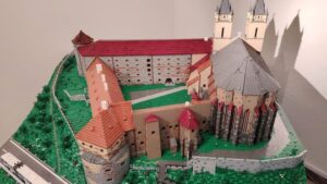 Obľúbená hračka nemá limity. pohyblivý potterov parný stroj aj benediktínsky kláštor z lega lákajú davy